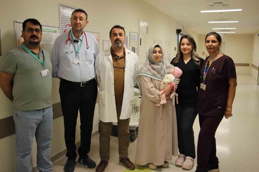 İç organları göğüs boşluğuna dolan bebek, başarılı ameliyatla hayata tutundu