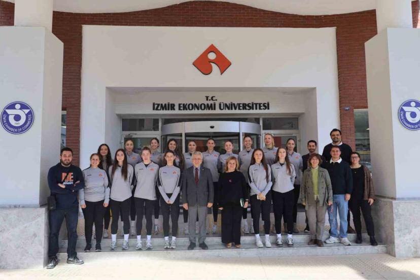 İEÜ, set vermeden şampiyon oldu