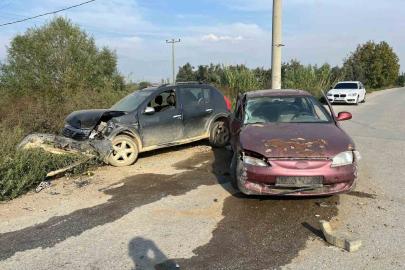İki araç kafa kafaya çarpıştı: 2 yaralı