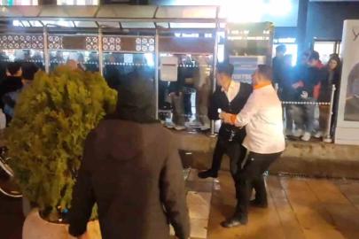 İki grubun kavgasını ayırmaya gelen esnaf da kavgaya dahil oldu: 1 yaralı