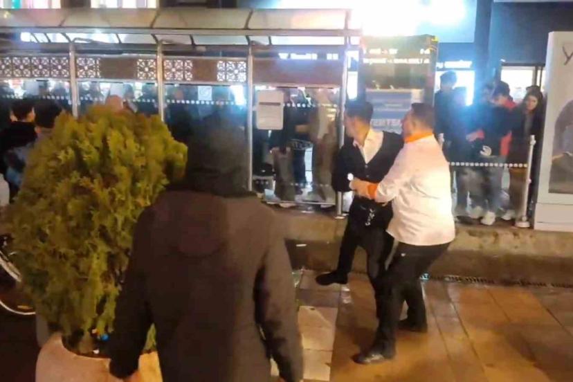 İki grubun kavgasını ayırmaya gelen esnaf da kavgaya dahil oldu: 1 yaralı