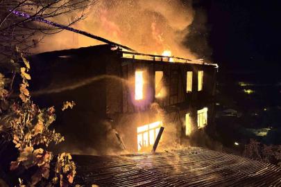 İki katlı ahşap ev alevlere teslim oldu