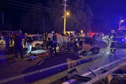 İki Tofaş araç kafa kafaya çarpıştı: 2’si ağır 3 yaralı