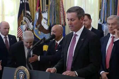 İlaç şirketi yöneticisi Gordon Findlay Beyaz Saray'daki basın toplantısı sırasında fenalaştı