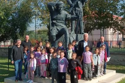 İlkokul öğrencileri Yörük Ali Efe’yi unutmadı