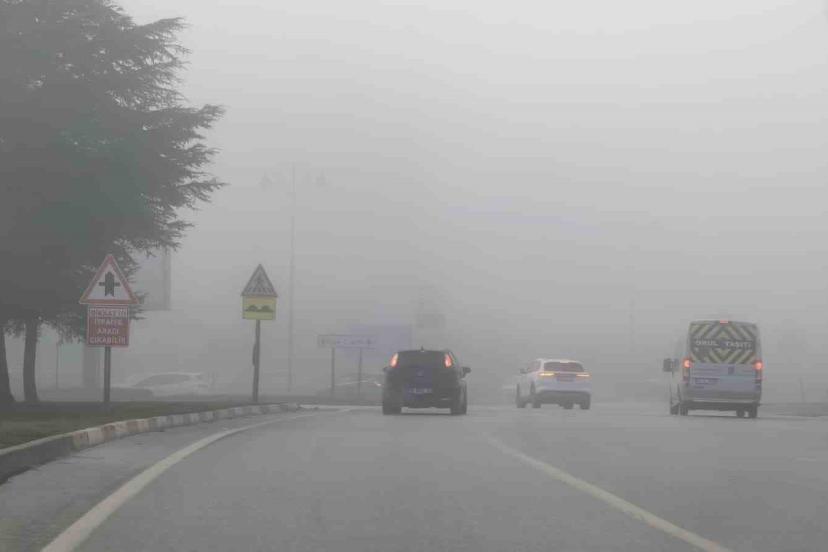 İnegöl’de etkili sis, görüş mesafesini 10 metreye düşürdü