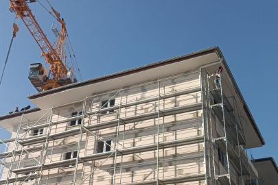 İntihar girişiminde bulunan arkadaşlarına aldırış etmeden çalışmaya devam ettiler