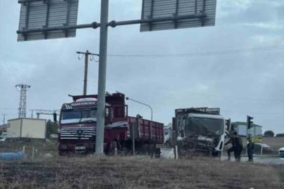 Işıklı kavşakta 2 kamyon çarpıştı: Sürücüler yaralandı