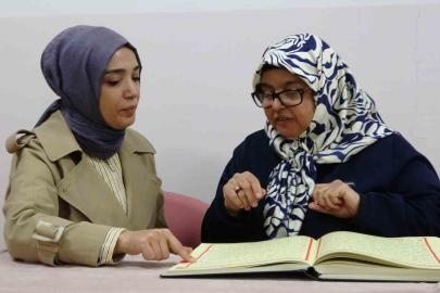 İşitme engelli kadın Kur’an-ı Kerim’i bir ayda öğrendi