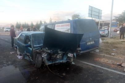 Isparta’da kamyonetle çarpışan otomobil hurdaya döndü: 2 yaralı