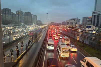 İstanbul’da yağışla birlikte trafik yoğunluğu yüzde 90’a ulaştı