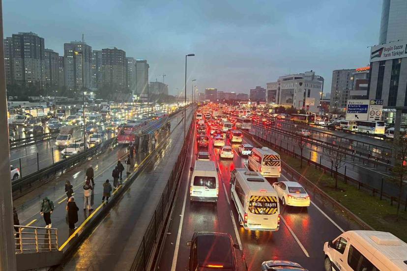İstanbul’da yağışla birlikte trafik yoğunluğu yüzde 90’a ulaştı