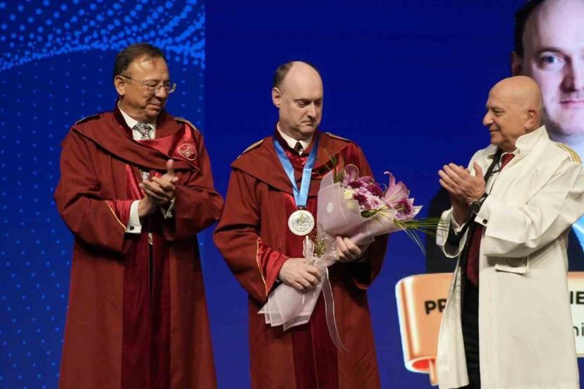 İstinye Üniversitesi Bilim Nişanı, Harvard Üniversitesi’nden Prof. Dr. Daniel Cahill’e takdim edildi