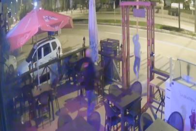 İşyerine defalarca giren hırsızı sopayla kovaladı: o anlar kamerada