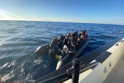 İzmir açıklarında 63 düzensiz göçmen yakalandı