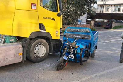 İznik’te elektrikli bisiklet ile tır çarpıştı: 1 yaralı