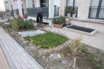 "Kadın eli değen her yer güzelleşir" sözü gerçek oldu: Depremzede kadın yeni yuvasının bahçesini ektiği sebzelerle güzelleştirdi