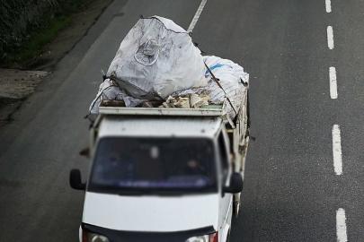 Kağıt taşıyan araçtan Kur’an-ı Kerim sayfaları savruldu: 2 kişi hakkında işlem başlatıldı