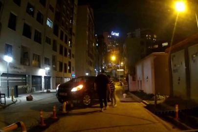 Kağıthane’de ters yöne giren sürücü bariyere çıkarak askıda kaldı, o anlar kamerada