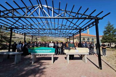 Kahreden kaza: Öğretmenin aracının çarpması sonucu hayatını kaybeden öğrenci toprağa verildi