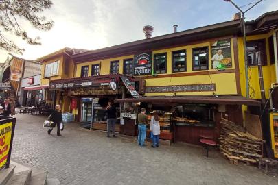 Kalabalığın İçindeki Sessizlik: Abdal Mehmed Türbesi’nin Gölgesinde Simit ve Çay Sohbetleri