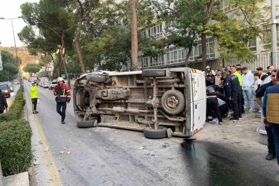 Kaldırıma çarpıp takla attı, park halindeki araçlara çarparak durabildi