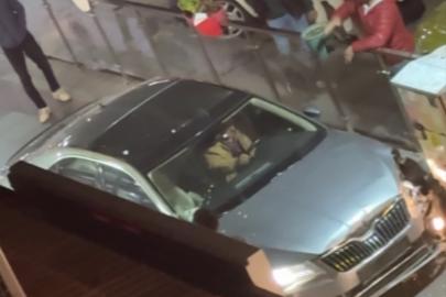 Kaldırıma çıkıp 3 kişiyi yaralayan, ters yola girip 5 araca çarpan alkollü sürücü böyle darbedildi