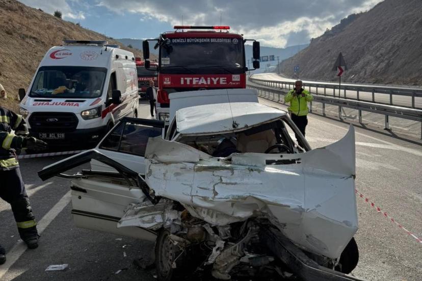 Kamyona arkadan çarpan otomobil hurdaya döndü; 1 ölü 1 yaralı