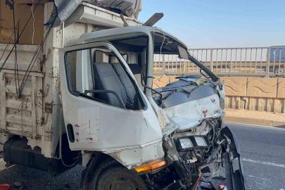 Kamyona çarpan karton yüklü kamyonetin 70 yaşındaki sürücü yaralandı