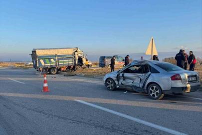 Kamyonet ile otomobil çarpıştı 6 kisi yaralandı