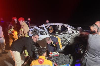 Kamyonete arkadan çarpan otomobil hurda yığınına döndü: 1 ölü, 2 yaralı