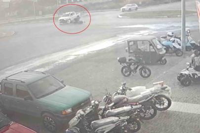 Kamyonetle çarpışıp motosikletiyle 25 metre sürüklendi, kask sayesinde hayata tutundu