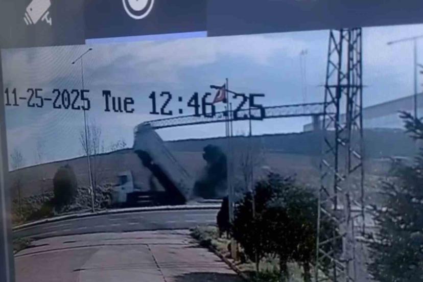 Kamyonun açılan damperi direkleri yıktı, o anlar kameraya yansıdı