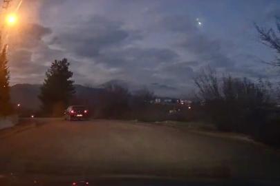 Karabük’te gökyüzünü bir anda aydınlatan cisim kamerada