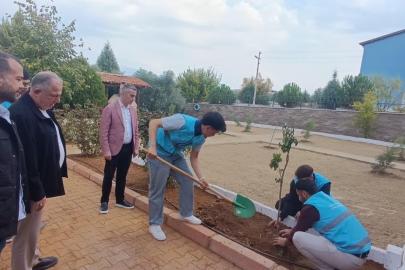 Karacasu Belediyesi’nden öğrenci yurdu bahçesine yeşil dokunuş