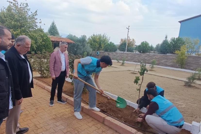 Karacasu Belediyesi’nden öğrenci yurdu bahçesine yeşil dokunuş