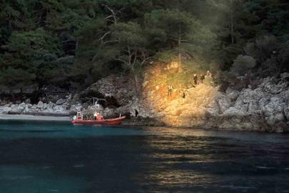 Karadan ulaşım olmayan koyda mahsur kalan düzensiz göçmenler kurtarıldı
