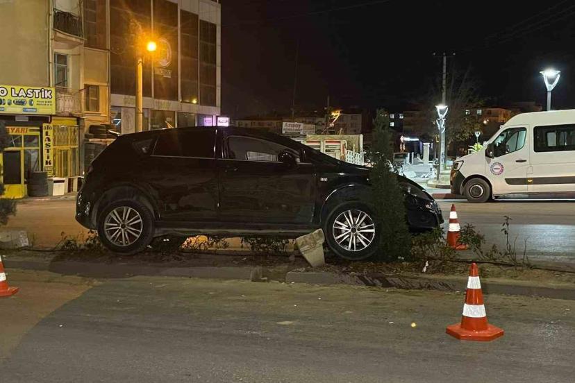 Karaman’da kontrolden çıkan otomobil refüje çıktı