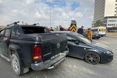 Karaman’da pikap kamyonetle otomobil çarpıştı: 1 yaralı