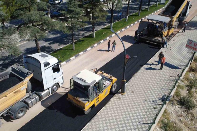 Karayolları tarafından Demirci’de sıcak asfalt çalışmalarına başlandı