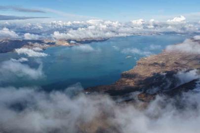 Karla kaplı dağ ve eteğindeki göl, kartpostallık görüntüler oluşturdu