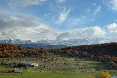 Karla kaplı dağlar sonbaharın renkleriyle buluştu