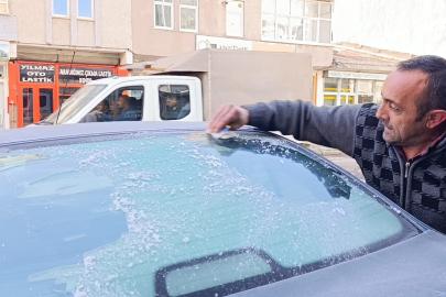 Kars buz kesti, araç camları dondu