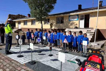 Kars’a jandarmadan öğrencilere yönelik trafik eğitimi