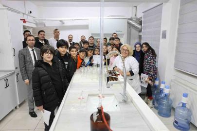 Kars’ta öğrenciler laboratuvarda analiz süreçlerini yerinde gözlemledi