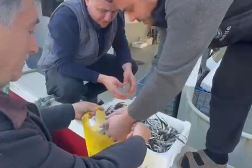 Kasasını 200 liraya alıp, tezgahta kilosunu 200 liraya satan esnaf, balıkçılar tarafından protesto edildi