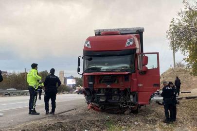 Kavşağa aşırı hızla girerek otomobil sürücüsünün ölümüne neden olan tır sürücüsü tutuklandı