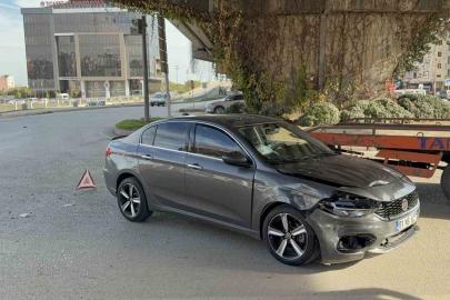 Kavşakta otomobiller çarpıştı: 2 yaralı