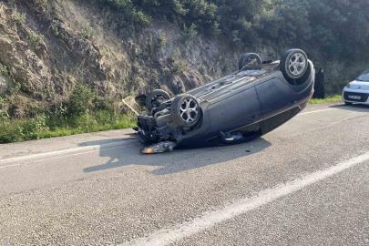 Kayalara çarpan otomobil takla attı, emniyet kemeri sayesinde kurtuldular