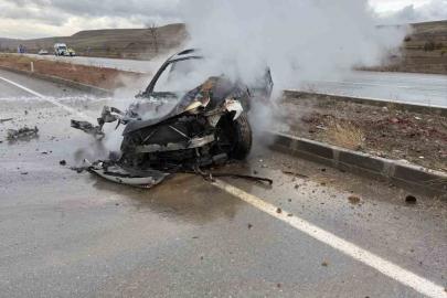 Kayganlaşan yolda kaza yaptı, otomobil alev aldı